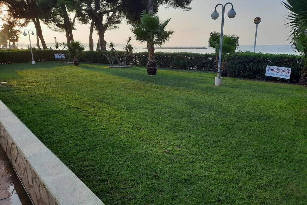 Con Piscina, En Primera Linia De Mar. *