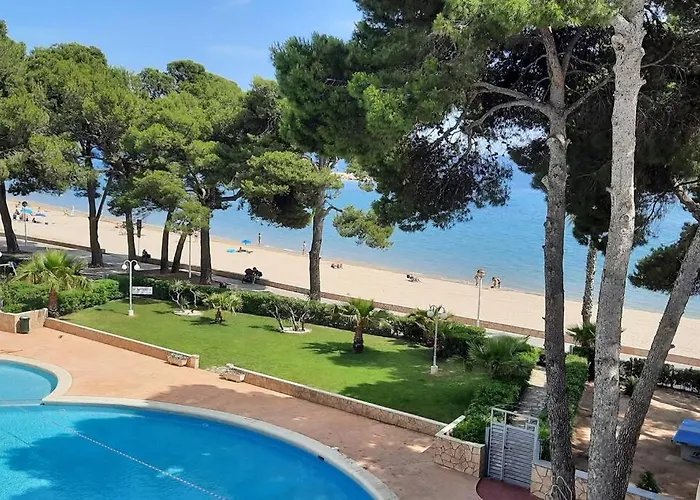 Apartamento Con Piscina, En Primera Linia De Mar.