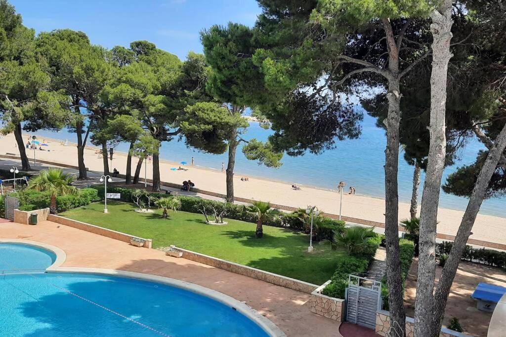 Con Piscina, En Primera Linia De Mar. *