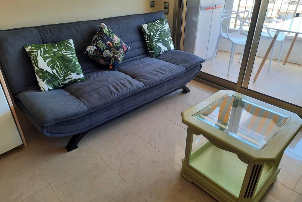 Con Piscina, En Primera Linia De Mar. Apartment